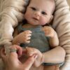 Bambola Reborn Giorgio neonato maschio in salopette sage nella cesta