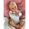 Bambola Reborn Antonio 50cm maschio seduto con body grigio