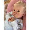 Bambola Reborn Antonio nella cesta di vimini dettagli capelli mossi