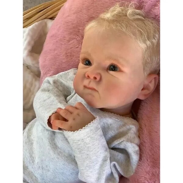 Bambola Reborn Antonio nella cesta di vimini dettagli capelli mossi