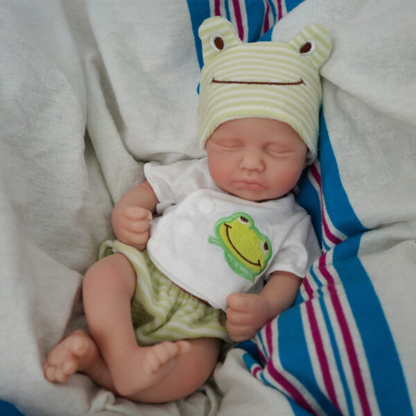 Bambole Reborn Maschio Diego 5 Bambola Reborn Diego micro preemie con cappellino verde ranocchio