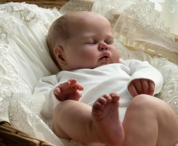 Bambole Reborn Maschio Enzo 2 Bambola Reborn Enzo sleeping con body bianco tra cuscini di pizzo