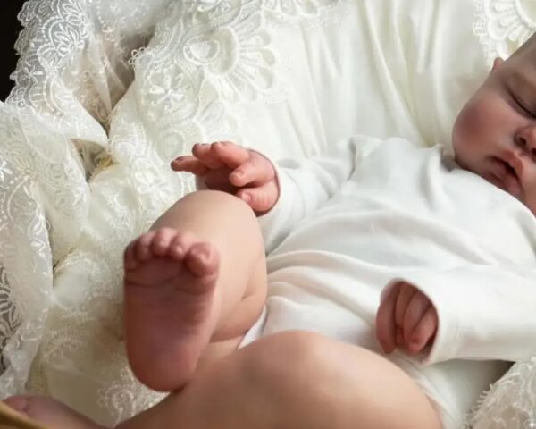Bambole Reborn Maschio Enzo 3 Bambola Reborn Enzo profilo dormiente su cuscino ricamato
