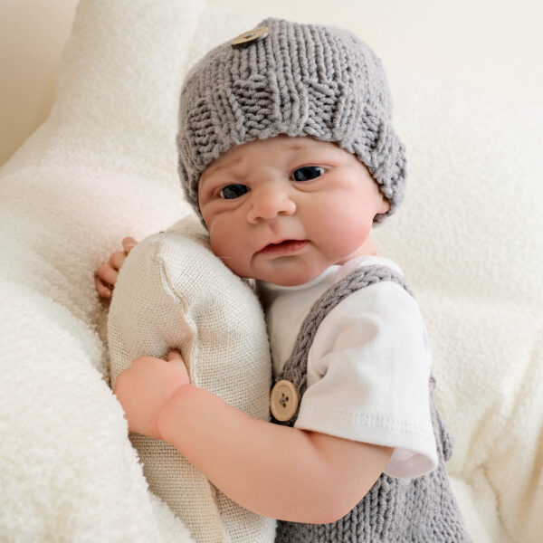 Bambole Reborn Maschio Leonardo 6 Bambola Reborn Leonardo profilo con cappellino grigio occhi blu intensi