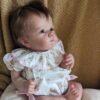 Bambole Reborn Prezzi Bassi Monica 4 Bambola Reborn Monica seduta su poltrona con espressione seria e capelli rooted