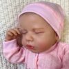 Bambola Reborn Mila viso addormentato con cappellino rosa e ciglia impiantate