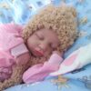 Bambola Reborn Mila 44-50cm in cappellino pelo di orsetto con tutina rosa