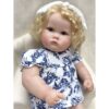Bambola reborn Charlotte 60 cm seduta, capelli biondi ricci e occhi azzurri Bambola reborn Charlotte 60 cm seduta, capelli biondi ricci e occhi azzurri