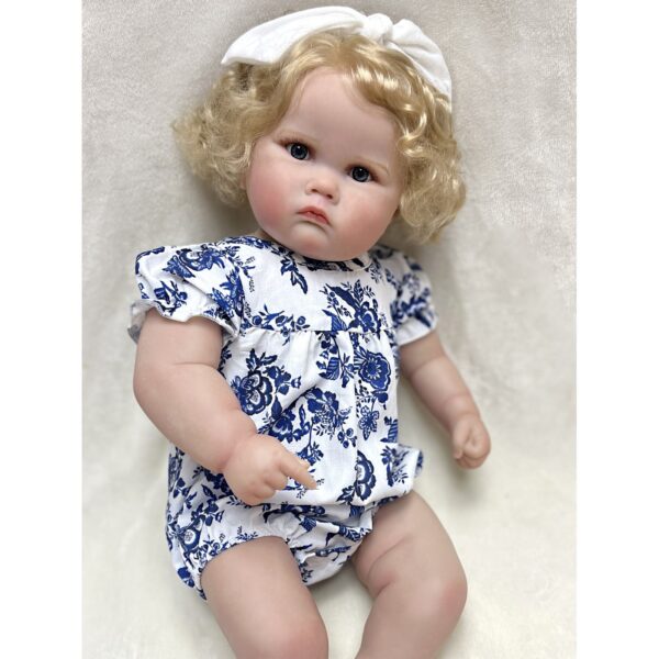 Bambola reborn Charlotte 60 cm distesa con vestitino a fiori blu Bambola reborn Charlotte 60 cm distesa con vestitino a fiori blu